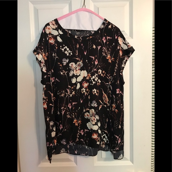 Banana Republic Tops - Banana Republic short sleeve pattern top Banana Republic Tops - Banana Republic short sleeve pattern top
